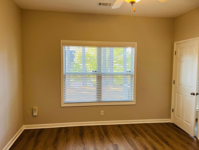 Building Photo - Wow! Check out this charming 3 bedroom 2.5...