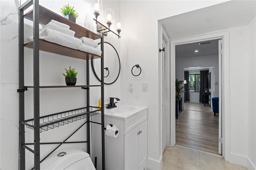 Building Photo - 719 NE 36th St