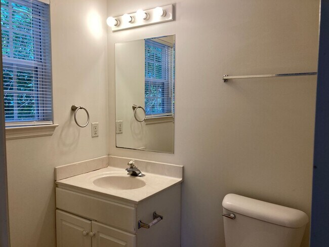 Building Photo - Three Bedroom, Two Bath House on Masonboro Loop