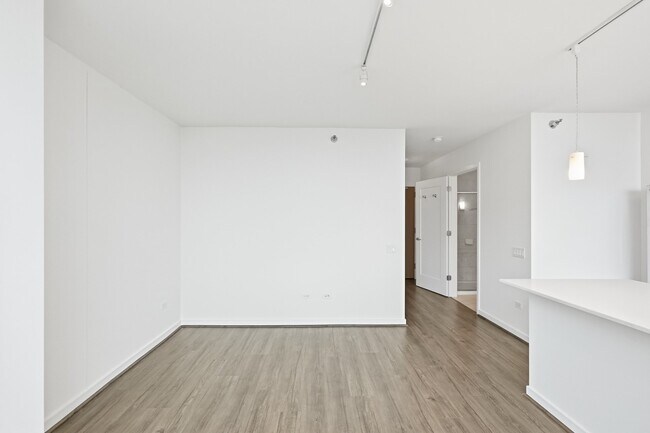 Building Photo - 349 W Hubbard St