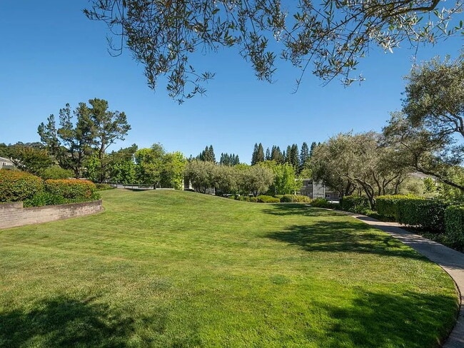 Building Photo - 1-Bedroom Gem in Redwood City – Your Perfect Retreat Awaits!"