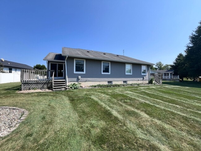 Building Photo - Beautiful 2 Bedroom & 2 Bath Duplex in Shipshewana