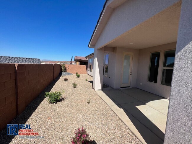 Building Photo - Newer home in Brio