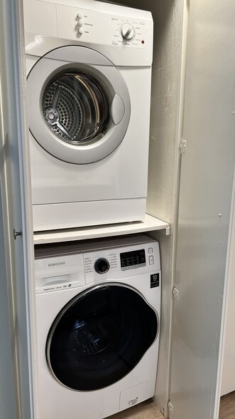 Building Photo - 23341 La Crescenta