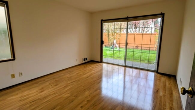 Building Photo - Spacious 3 Bedroom Townhome in Small Complex