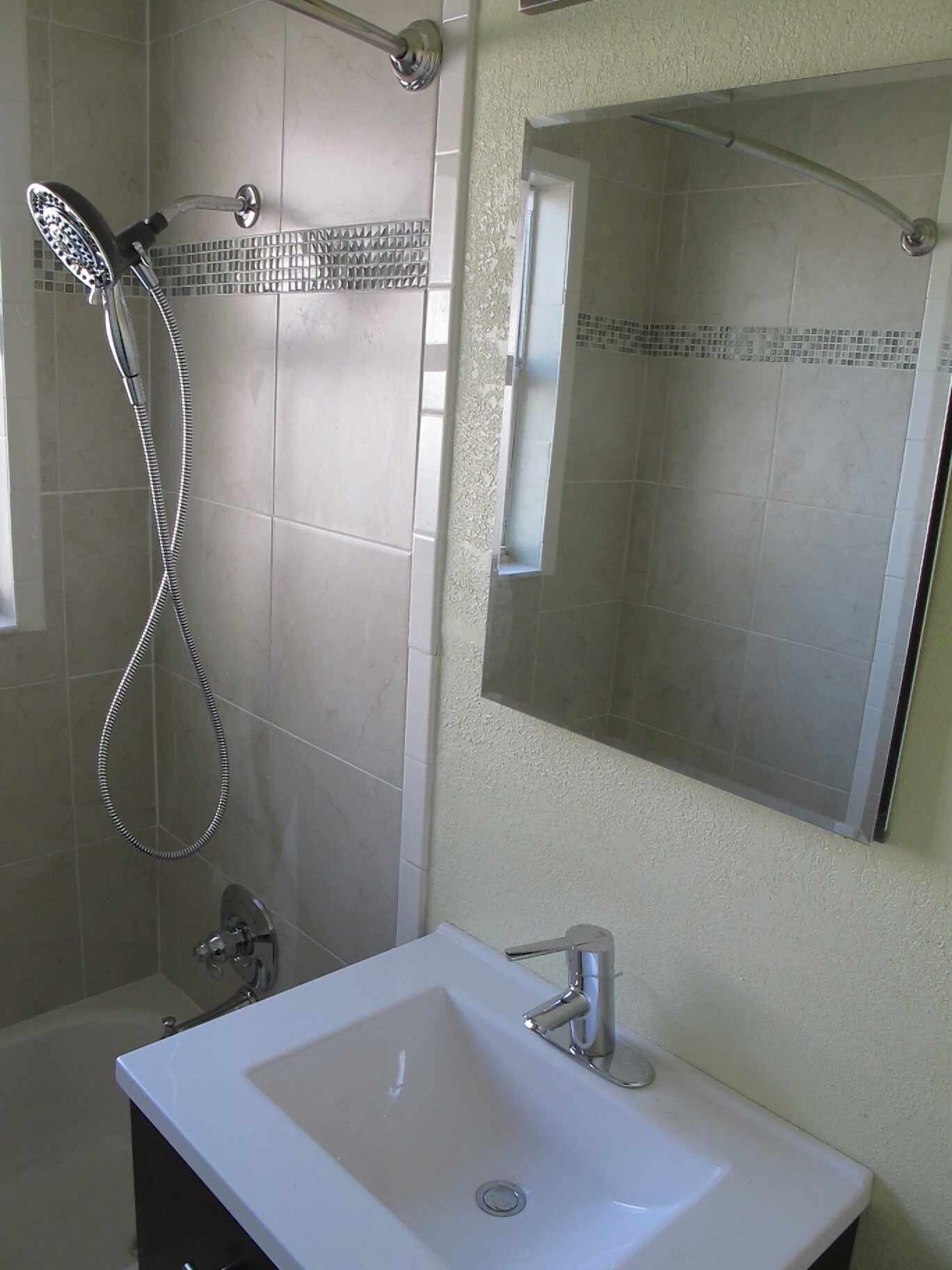 Building Photo - 407 Tyler Ave