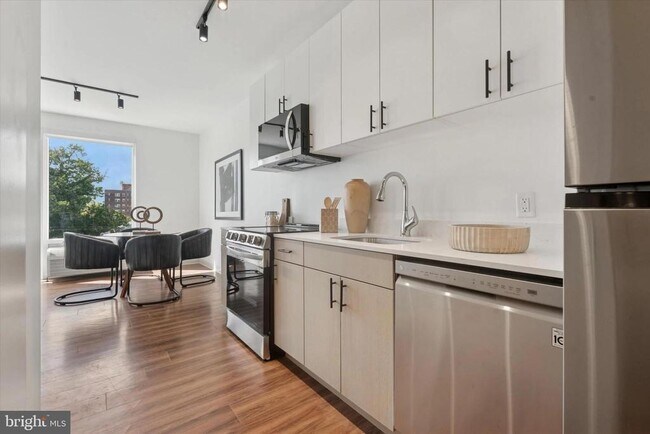 Building Photo - 4240 Chestnut St