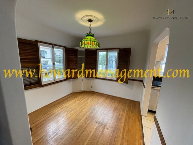 Building Photo - Beautiful home with large Den, hardwood floors, grassy backyard and dettached 2 car garage.