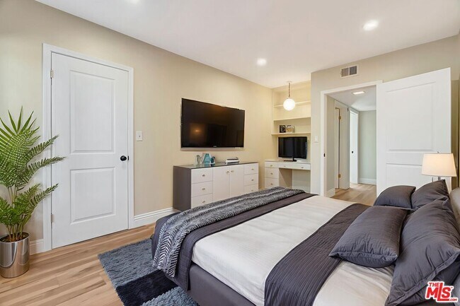 Building Photo - 16608 Park Ln Cir