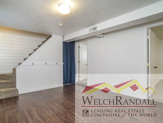 Building Photo - Beautifully Updated 4 bed 2 Bath Duplex