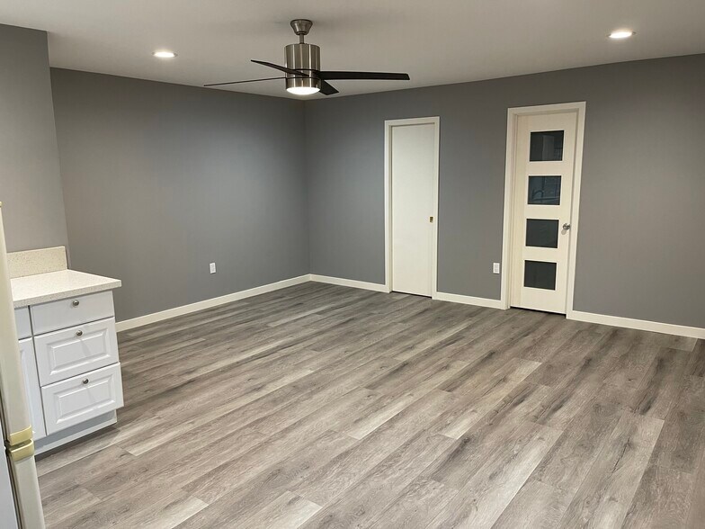 Entrance corner - 3747 Edison Ave