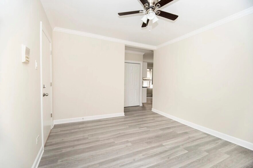 Building Photo - 838 W Cornelia Ave