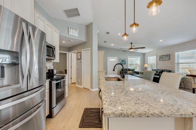 Building Photo - 405 2nd St