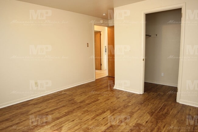 Building Photo - 323 W Mulberry St