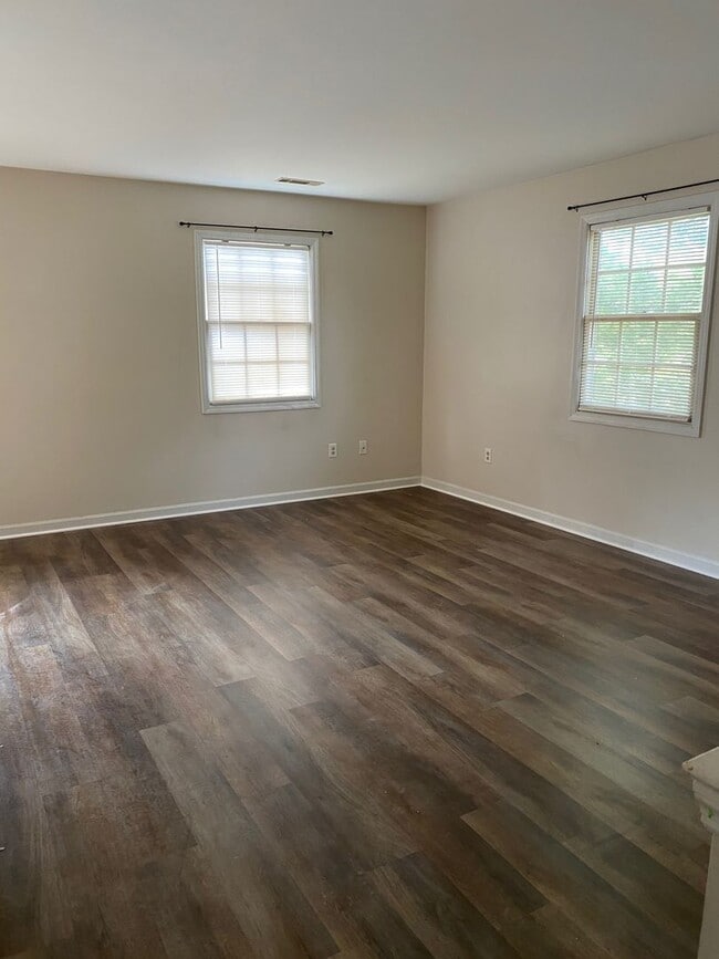 Building Photo - Cozy 2 Bedroom Condo