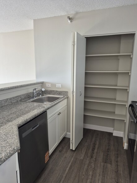 Building Photo - 5885 Forest View Rd