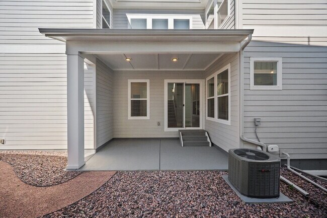 Building Photo - Modern 4 Bedroom, 2 Bathroom Westside Home with Balcony Views of Garden of the Gods!