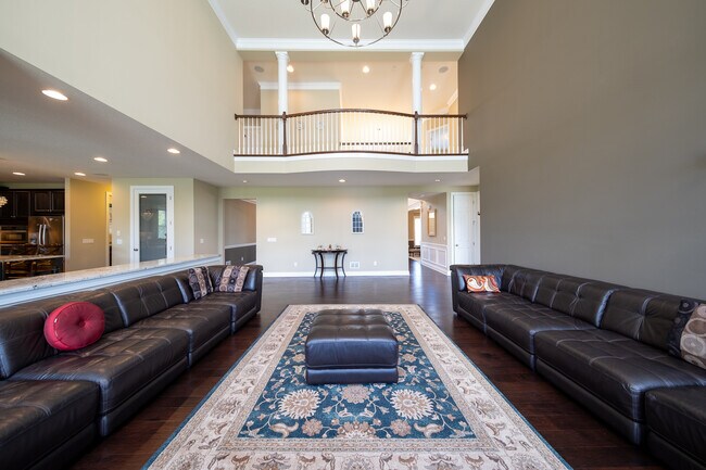 Building Photo - 727 Aster Rd