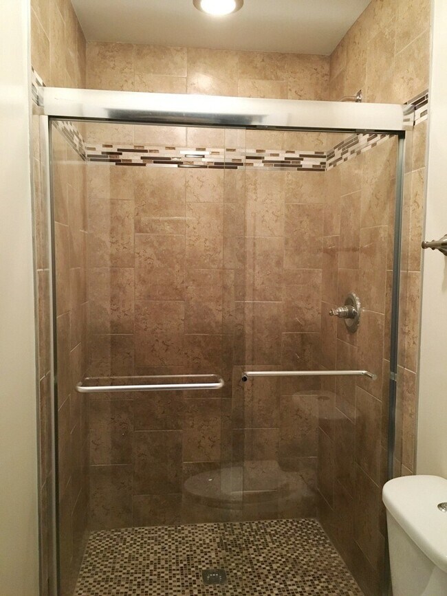 Building Photo - Stunning, renovated 7br home in the heart of Carrboro! Walk to downtown w/ ease, walk or bike to ...