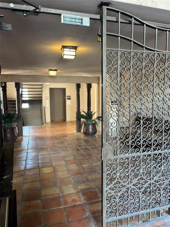 Building Photo - 505 W 7th St