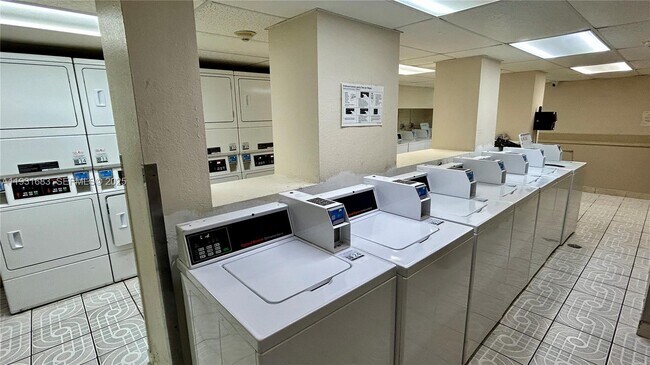 Building Photo - 1805 Sans Souci Blvd