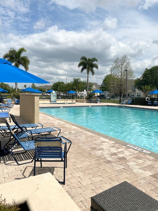 Building Photo - Fully Furnished 4 Bedroom 3 Bath Townhome ...