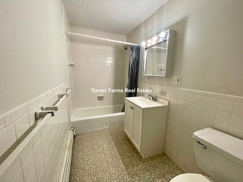 Building Photo - 114 Buttonwood St