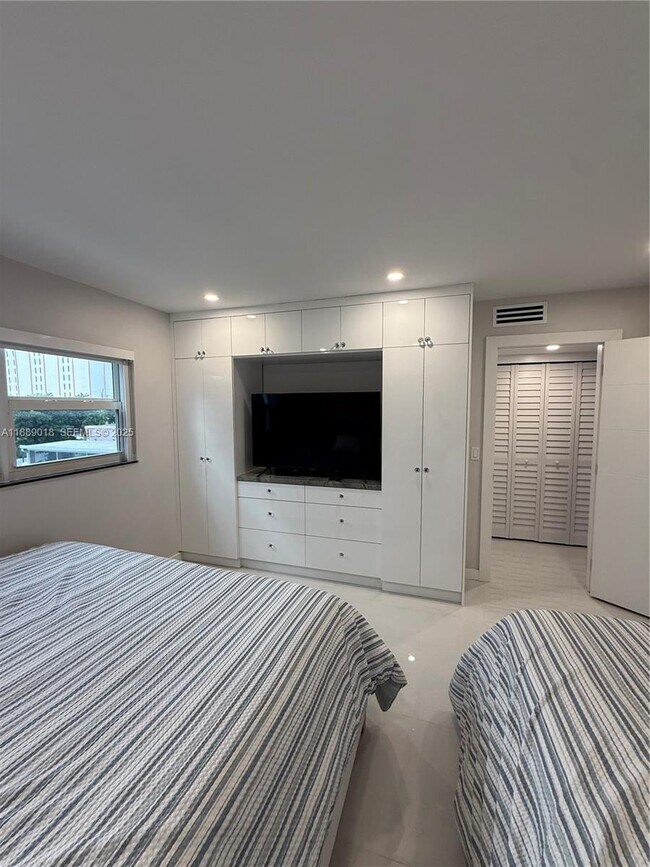 Building Photo - 901 S Surf Rd