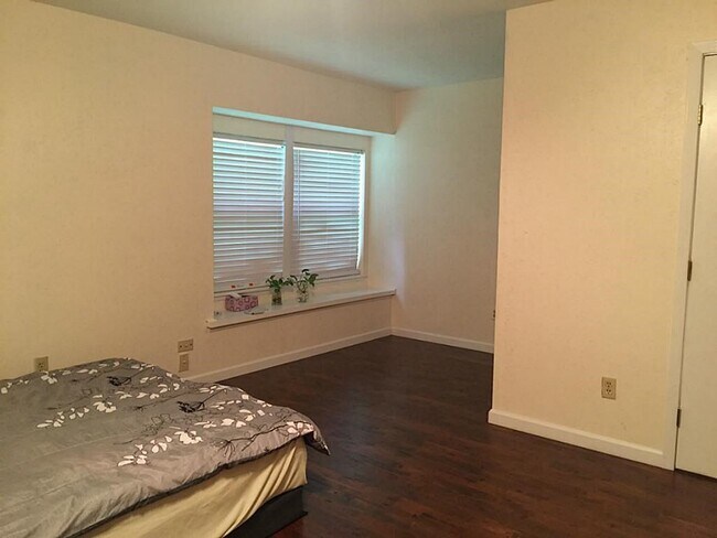 Building Photo - 527 Jeff Davis Dr