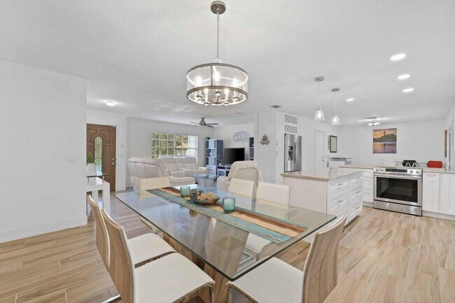 Building Photo - 5554 Hibiscus Rd