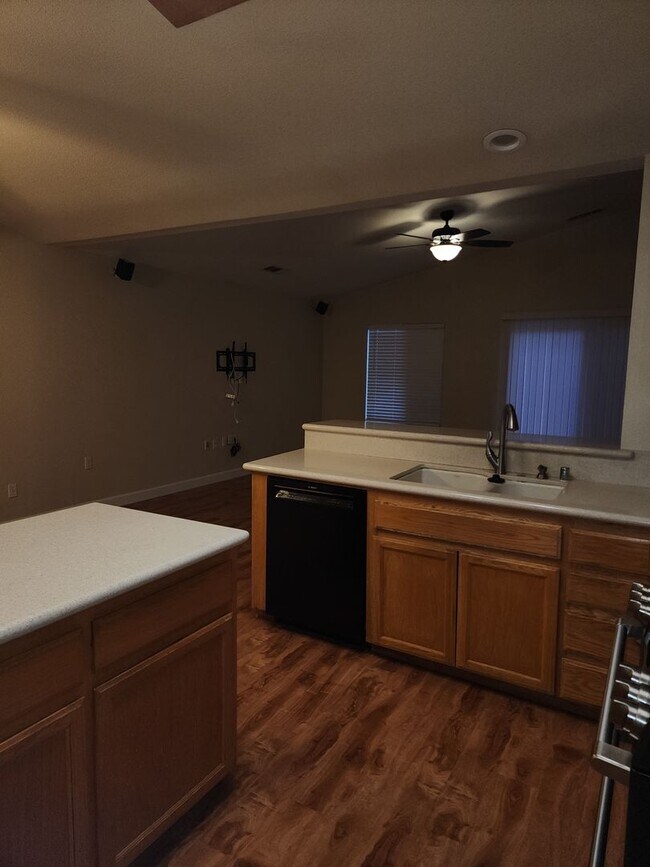 Building Photo - 4 Bedroom 3 Bathroom in the Sylvan School District