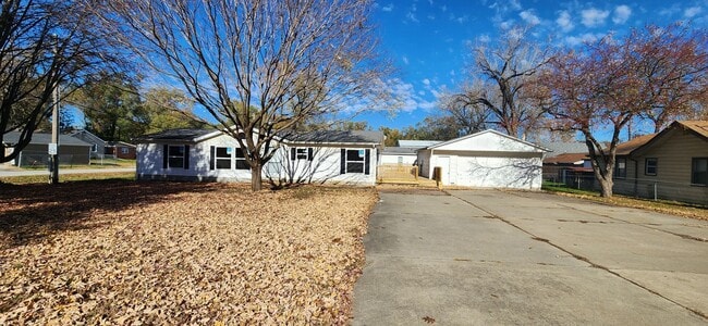 Building Photo - Spacious 3 Bedroom, 2.5 bathroom home with...