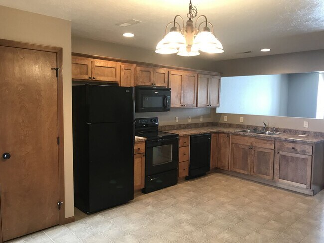 Building Photo - 2 Bed/1.5 Bath Townhome For Rent!
