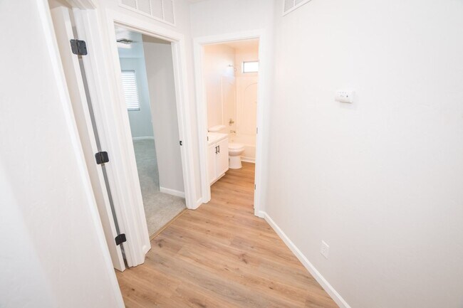 Building Photo - 4 Bedroom, 2 Bath, Split Floor Plan, 2 Car Garage, Central A/C
