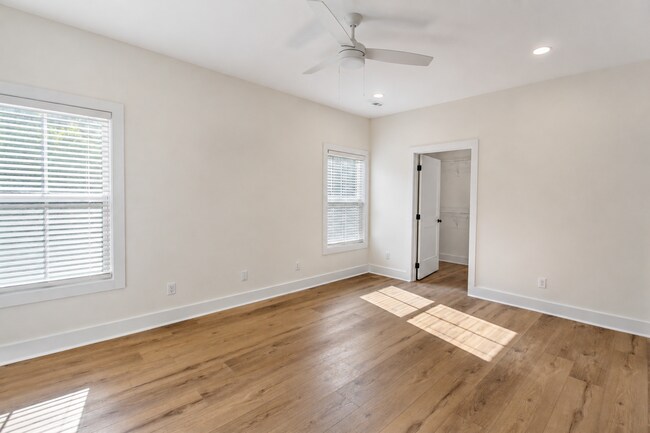 Building Photo - 511 Creekview Ln