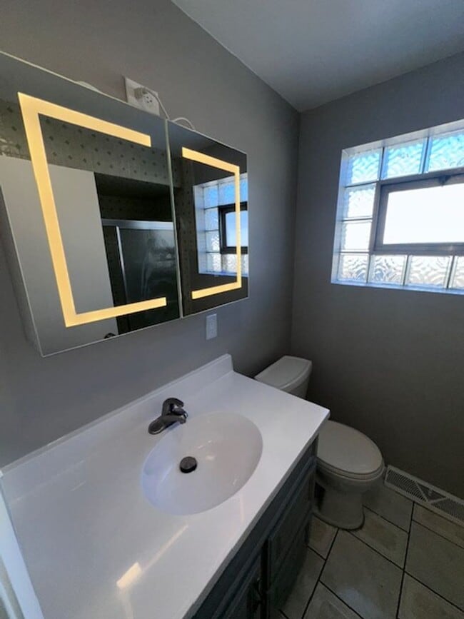 Building Photo - Gage Park 3 bedroom house for Rent