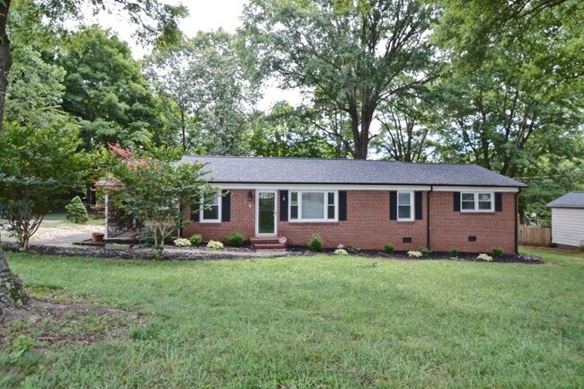 Building Photo - Beautifully updated brick ranch in great l...