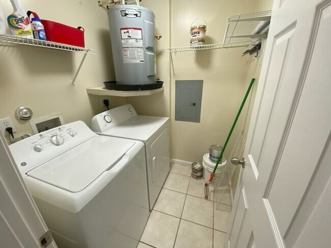 Building Photo - 2 bedroom 2 bath condo located close to beaches, shopping and restaurants