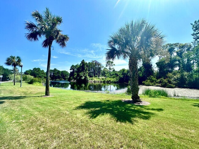 Building Photo - Adorable 3B/2.5B Unfurnished Townhome loca...