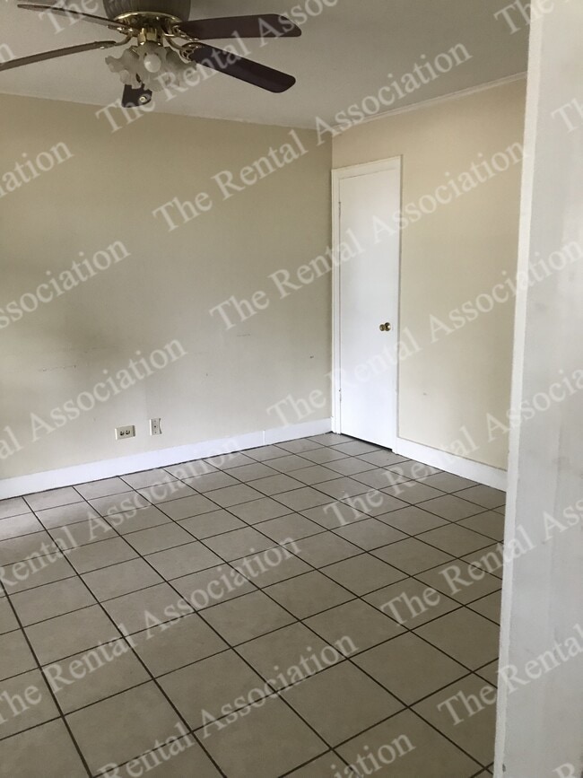 Building Photo - 1202 N McGuire Ave