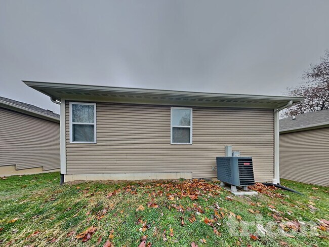 Building Photo - 906 W Clinton St