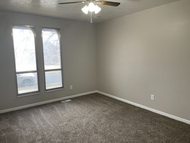 Building Photo - 5 Bedroom/2 Bathroom House in Layton