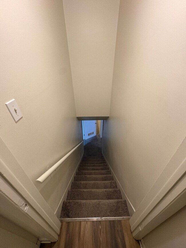 Building Photo - Newly Updated - Spacious 5 Bed 2 Bath Home