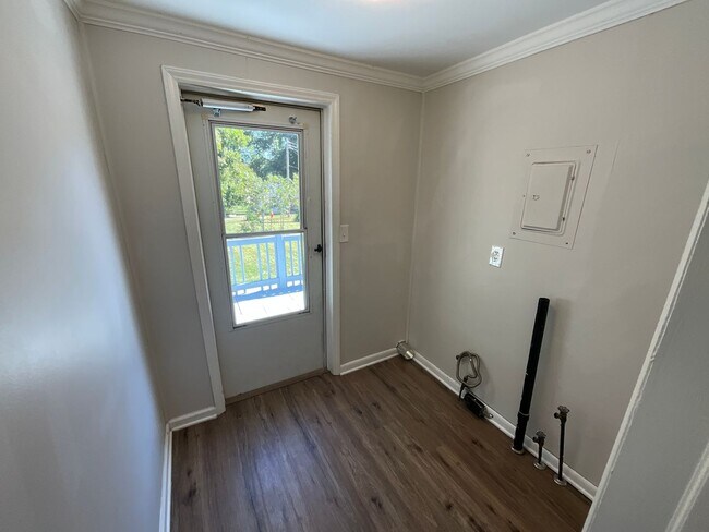 Building Photo - Charming 3 bedroom/1.5 bathroom REMODELED home close to High Point University