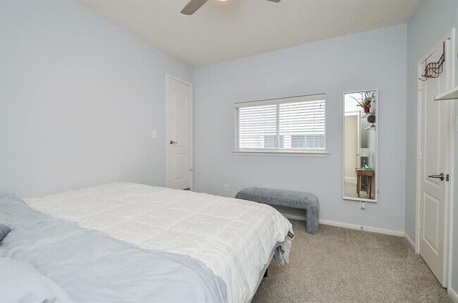Building Photo - 3654 Royal Royce Dr