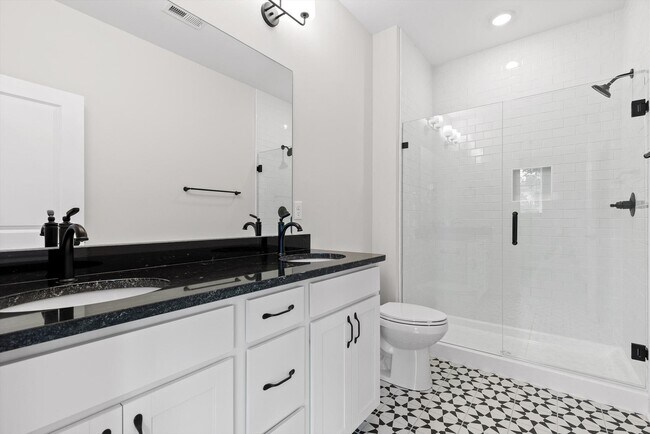 Building Photo - 715 Bespoke