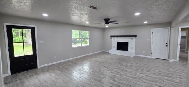 Building Photo - 204 Dogwood Ln