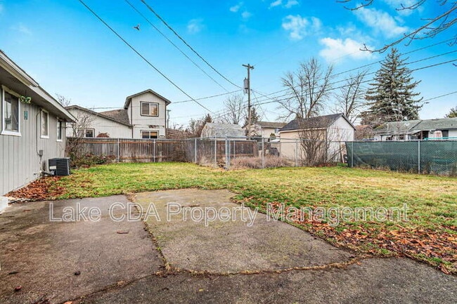 Building Photo - 1613 E Park Ln