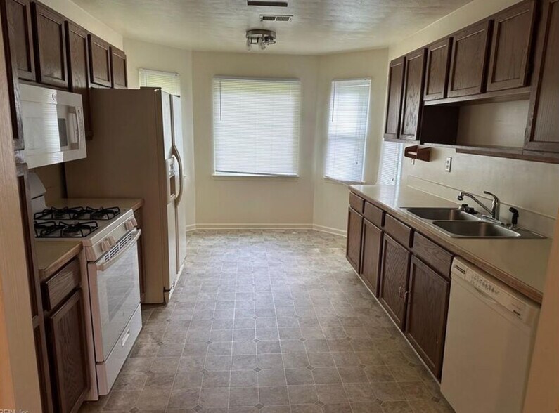 Building Photo - 5897 Glen View Dr