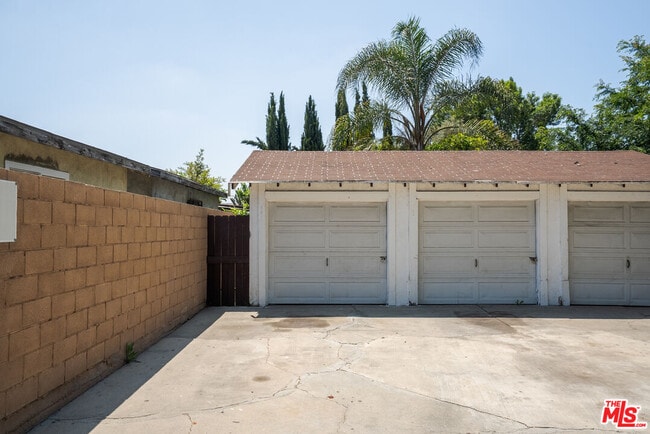 Building Photo - 10718 Elliott Ave
